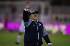 El día que la Reina Isabell II fichó a Maradona para su equipo