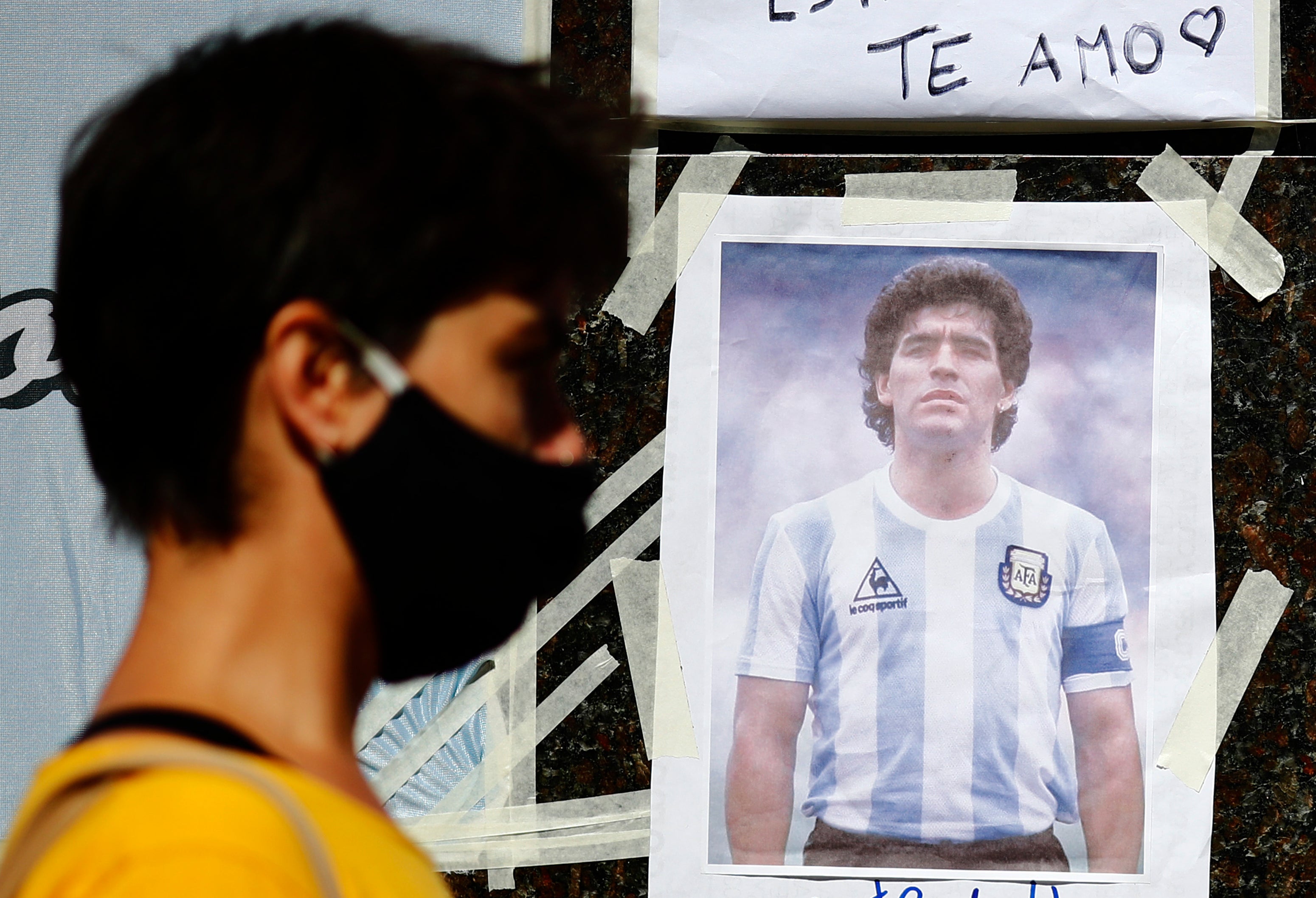 OLIVOS, ARGENTINA - NOVIEMBRE 04: Una mujer pasa por delante de una imagen de Diego Maradona colocada en las afueras de la Clínica Olivos el 4 de noviembre de 2020 en Olivos,