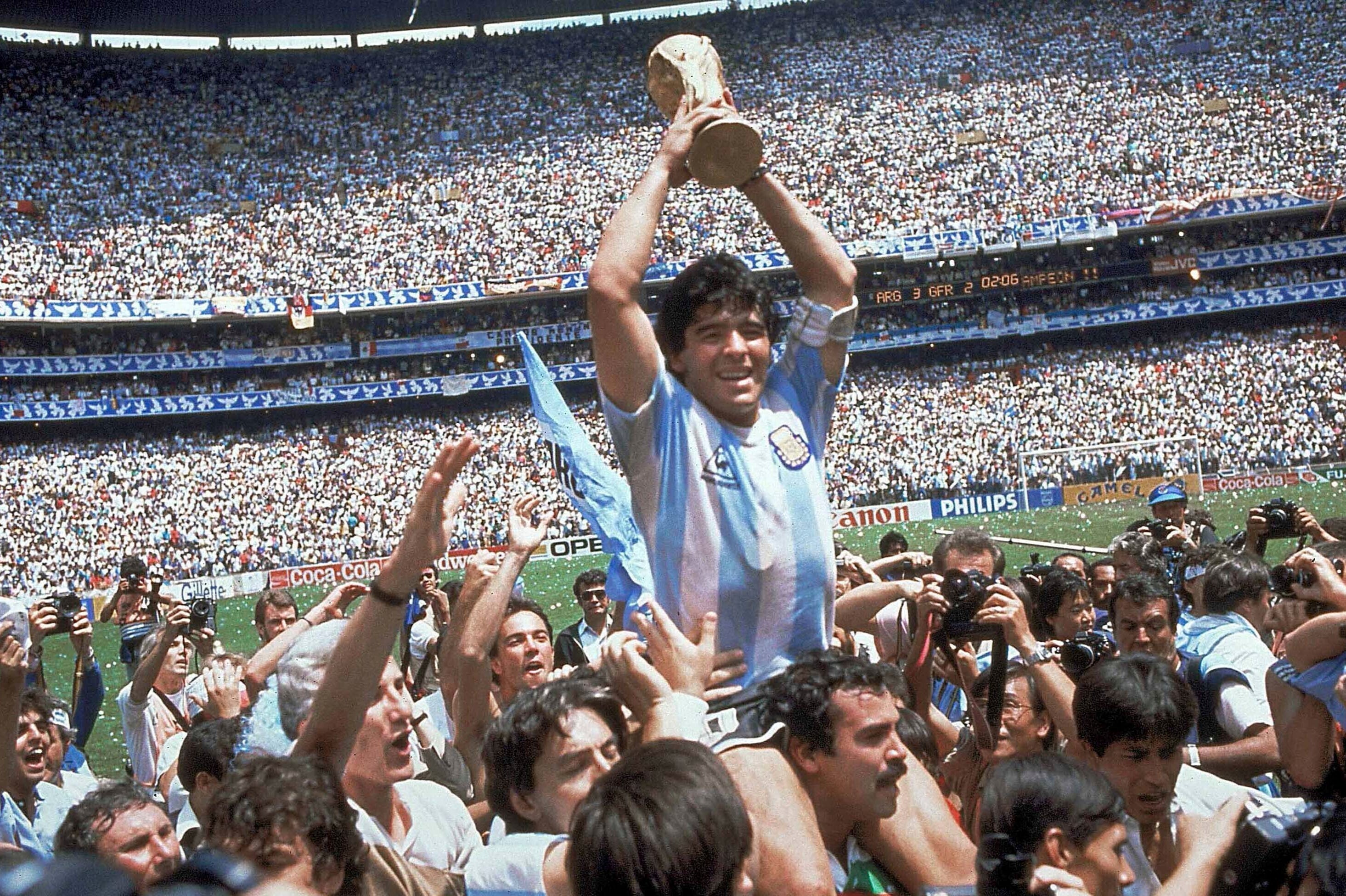 Maradona tras ganar la final de 1986 en México.