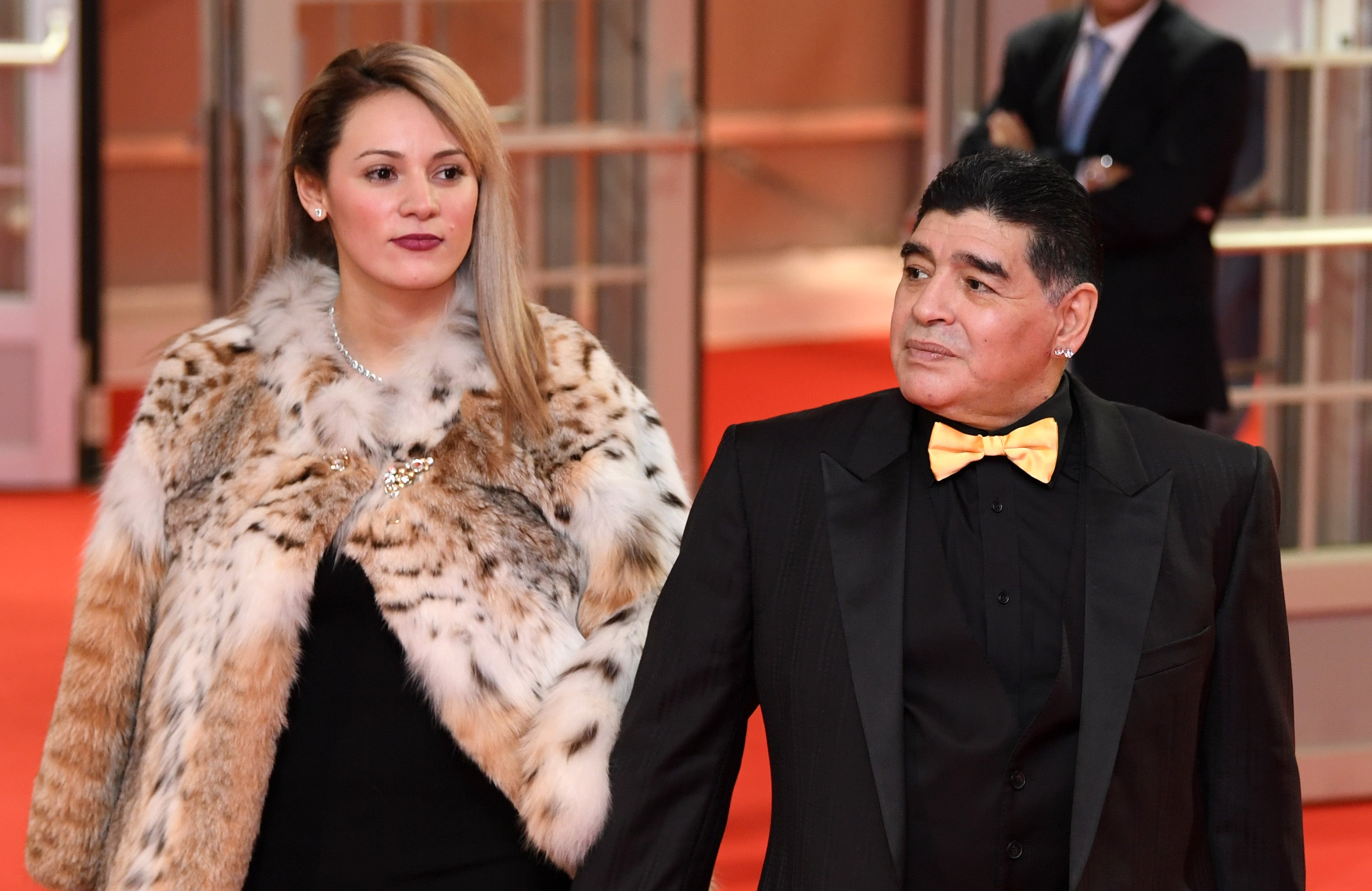 MOSCÚ, RUSIA - DICIEMBRE 01: El asistente del sorteo, Diego Maradona y su novia Rocío Oliva llega antes del Sorteo Final de la Copa Mundial de la FIFA Rusia 2018 al Palacio del Kremlin Estatal el 1 de diciembre de 2017 en Moscú, Rusia.