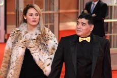 Subastan por más de medio millón de dólares auto que usó Maradona