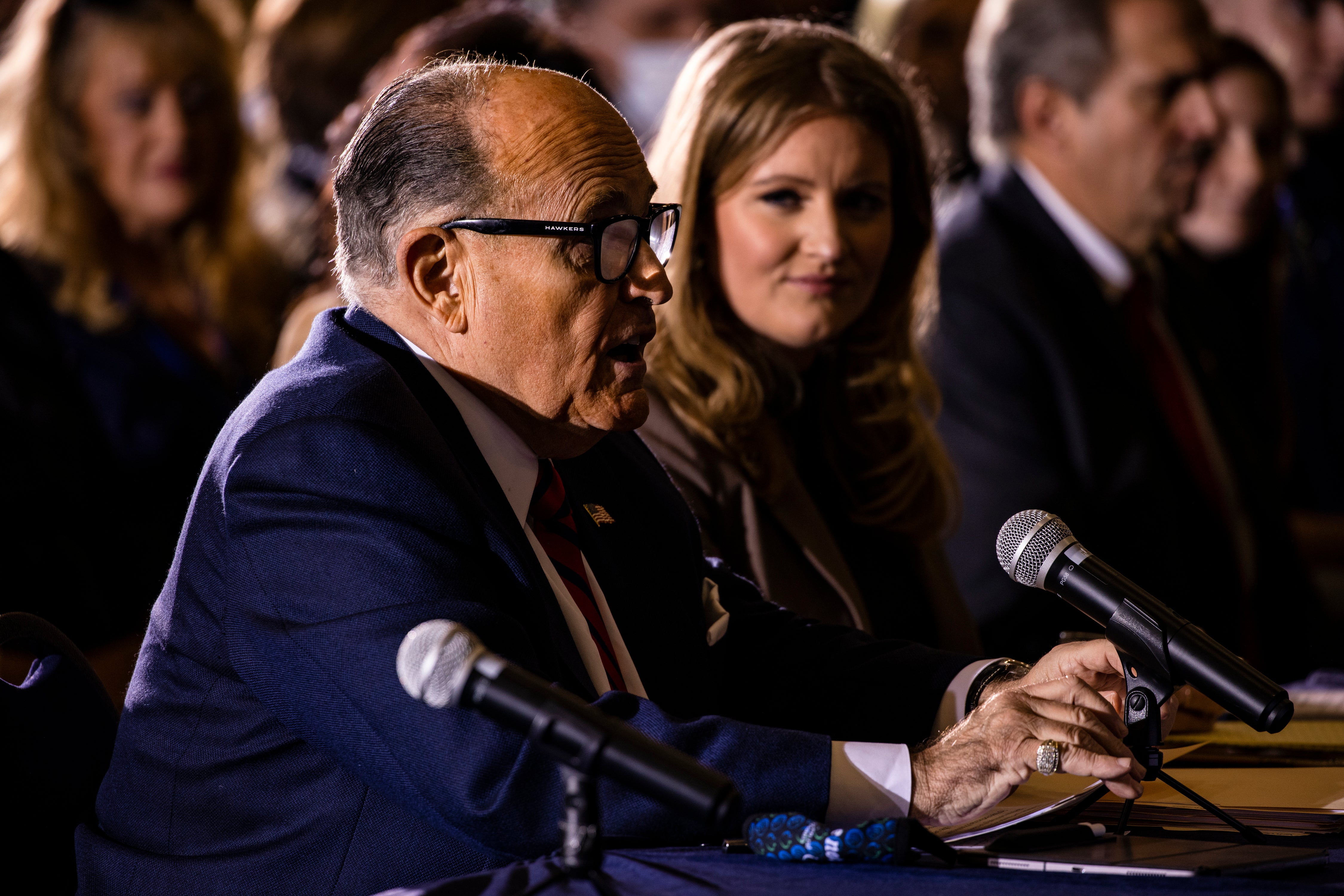Arizona cierra legislatura estatal tras el contagio de Giuliani 