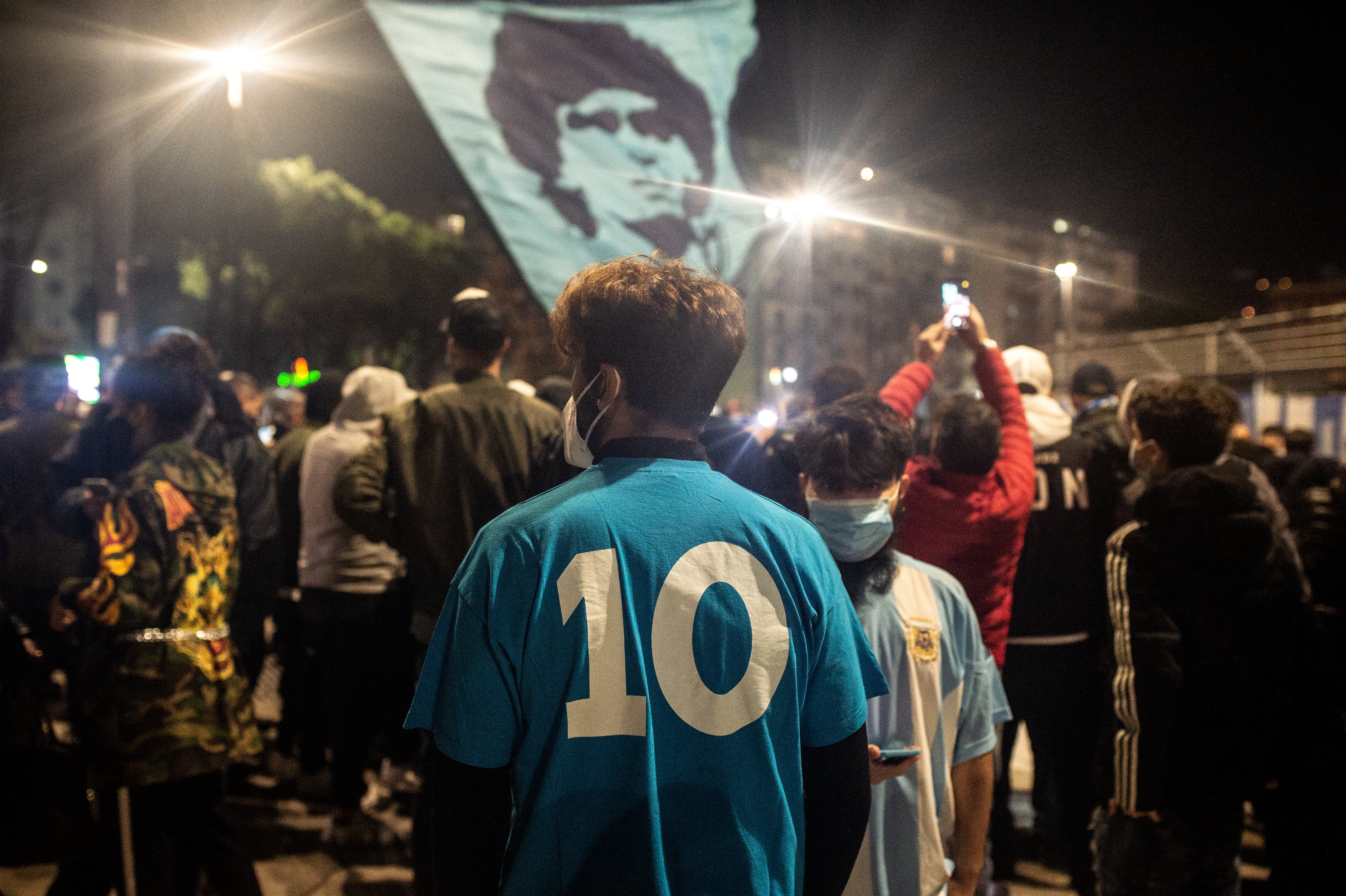 Fanáticos de Maradona se reúnen en el San Paolo, Nápoles
