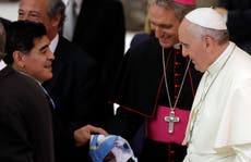 El Papa reza por Maradona y recuerda con cariño haberlo conocido