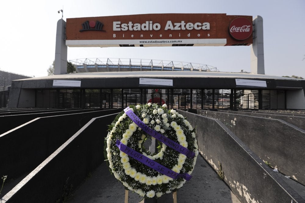 La corona de flores que llevó Juventino al mítico Estadio Azteca a modo de homenaje a Maradona.
