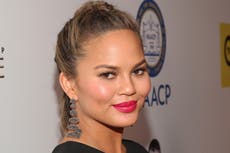 Chrissy Teigen confiesa encontrarse “en un agujero de depresión”