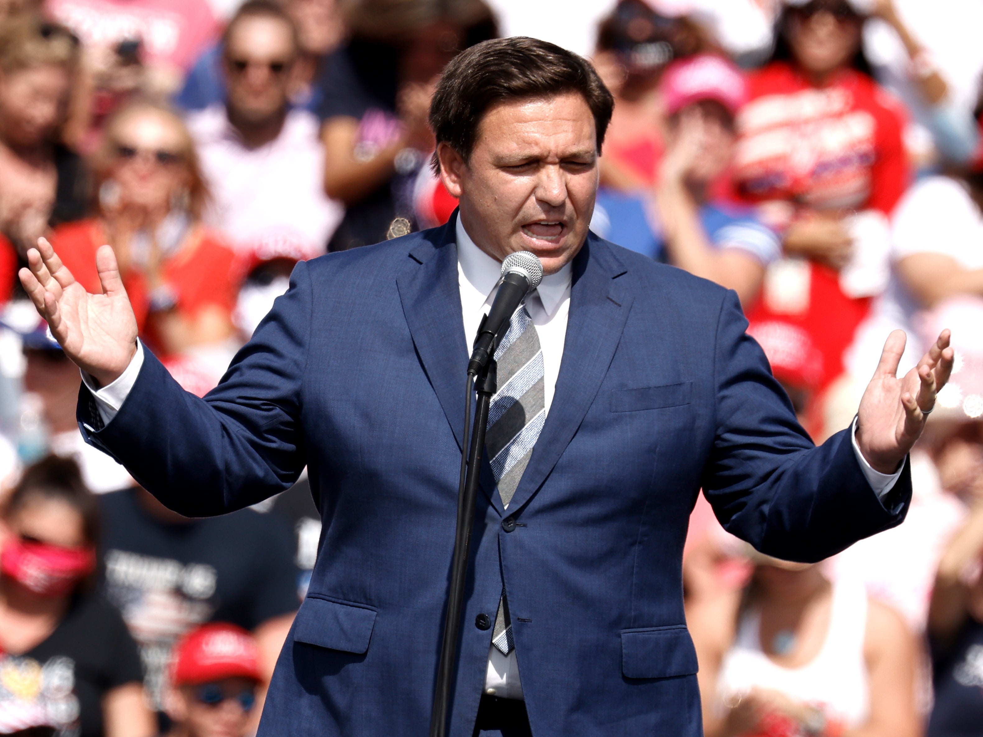Gobernador de Florida Ron DeSantis amenaza con retirar las vacunas tras ser acusado de priorizarlas