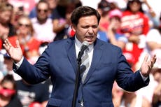 Gobernador de Florida Ron DeSantis amenaza con retirar las vacunas tras ser acusado de priorizarlas