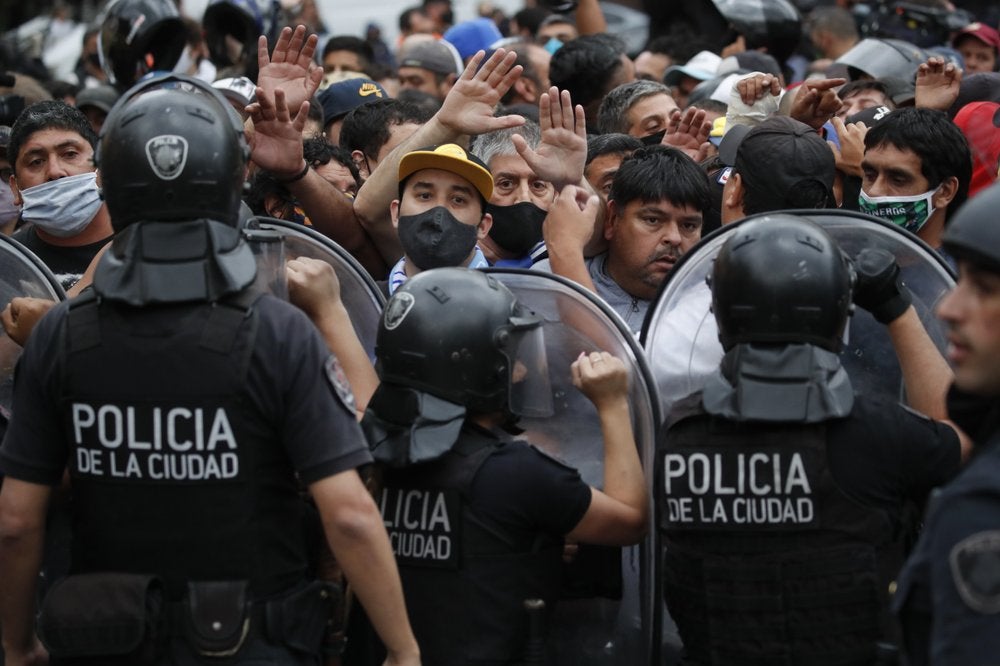 Hinchas de fútbol confrontan a la policía a la entrada de la Casa Rosada.