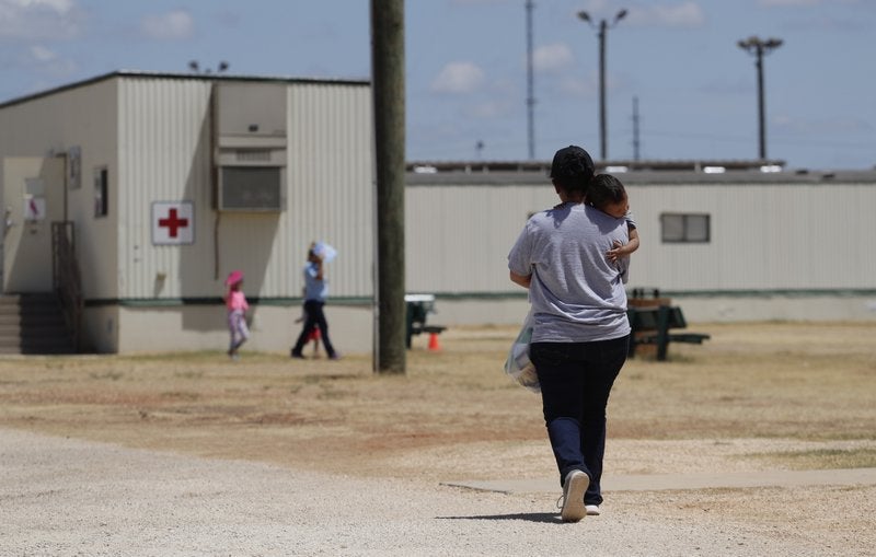 En esta imagen de archivo, tomada el 23 de agosto de 2019, solicitantes de asilo caminan por el interior del Centro Residencial de Familias del Sur de Texas, un centro de detención del ICE, en Dilley, Texas.