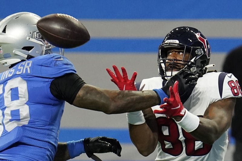 El tight end Jordan Akins (88), de los Texans de Houston, trata de quedarse con un pase frente al outside linebacker Jamie Collins.