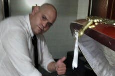 La polémica foto del cuerpo de Maradona en la funeraria