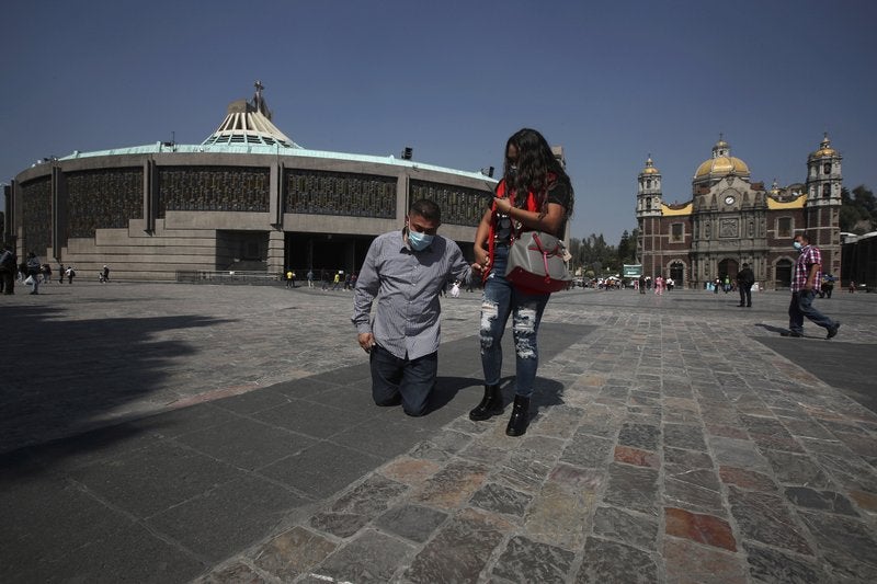 Un devoto de la Virgen de Guadalupe, con cubrebocas para protegerse del coronavirus, avanza hincado el martes 24 de noviembre de 2020 en la Basílica de Guadalupe, en la Ciudad de México.