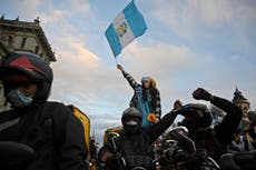 Miles de personas se manifiestan contra la corrupción en Guatemala