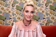 Katy Perry criticada al promocionar camisetas con propaganda política 