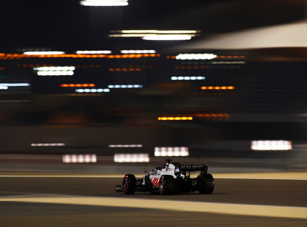 BAHREIN, BAHREIN - 28 DE NOVIEMBRE: Romain Grosjean de Francia conduciendo el (8) Haas F1 Team VF-20 Ferrari en la pista durante la calificación previa al Gran Premio de F1 de Bahrein en el Circuito Internacional de Bahrein el 28 de noviembre de 2020 en Bahrein, Bahrein. 