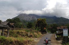 Gran erupción volcánica de Indonesia obliga a miles a huir