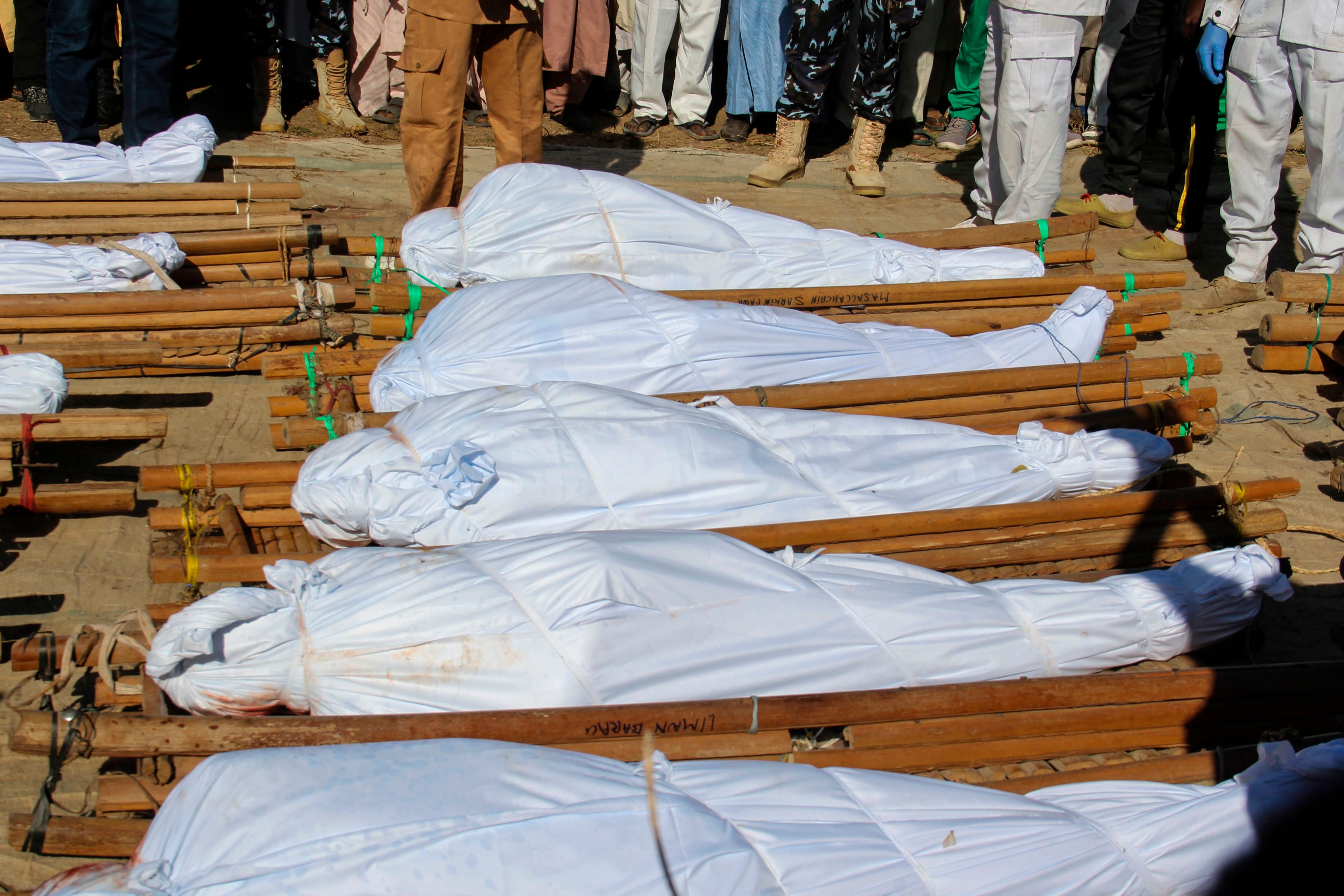 Los cuerpos de 43 trabajadores agrícolas se ven durante un funeral en Zabarmari, a unos 20 km de Maiduguri, Nigeria, el 29 de noviembre de 2020 después de que fueran asesinados por los combatientes de Boko Haram en los campos de arroz cerca de la aldea de Koshobe el 28 de noviembre de 2020 - Los asaltantes ataron a los trabajadores agrícolas y les cortaron la garganta en el pueblo de Koshobe.