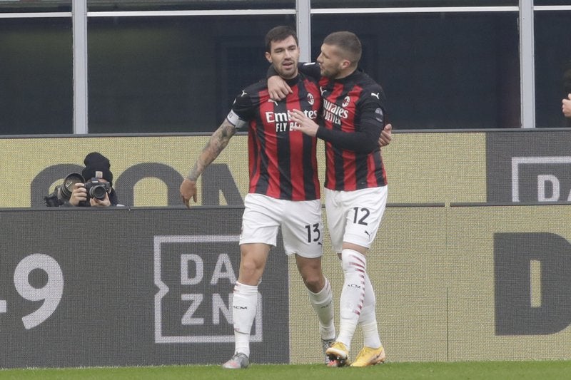 Alessio Romagnoli del Milan celebra tras anotar el primer gol de su equipo.