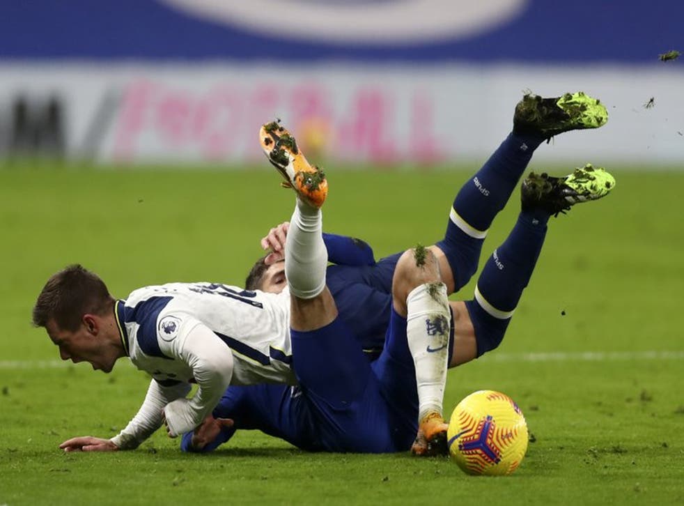 Giovani Lo Celso de Tottenham cae sobre Christian Pulisic de Chelsea durante el partido.