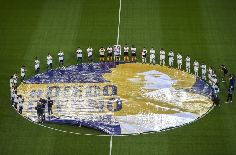 Árbitros y los jugadores del Boca Juniors y Newell’s Old Boys guardan un minuto de silencio por Diego Armando Maradona.