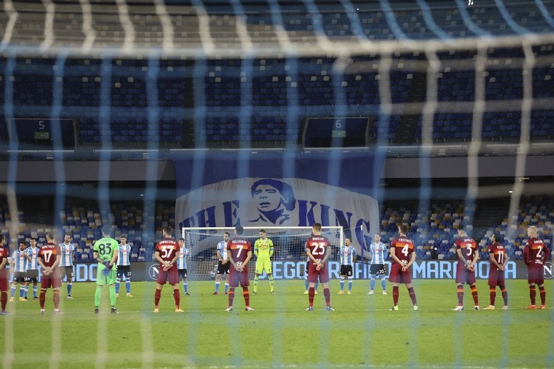 Los jugadores del Napoli y la Roma guardan un minuto de silencio en honor al fallecido Diego Armando Maradona, antes del partido por la Serie A .