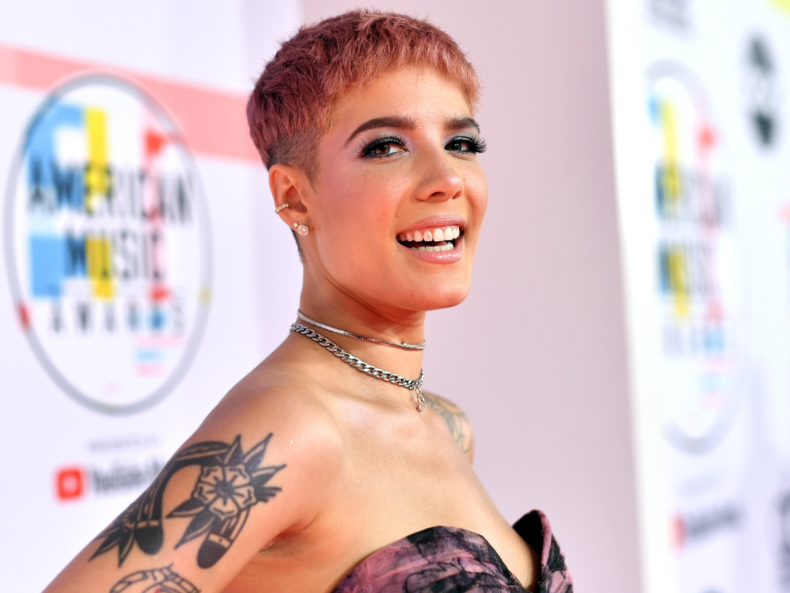 Halsey anuncia el embarazo de su primer hijo: “ya amo a este mini humano”
