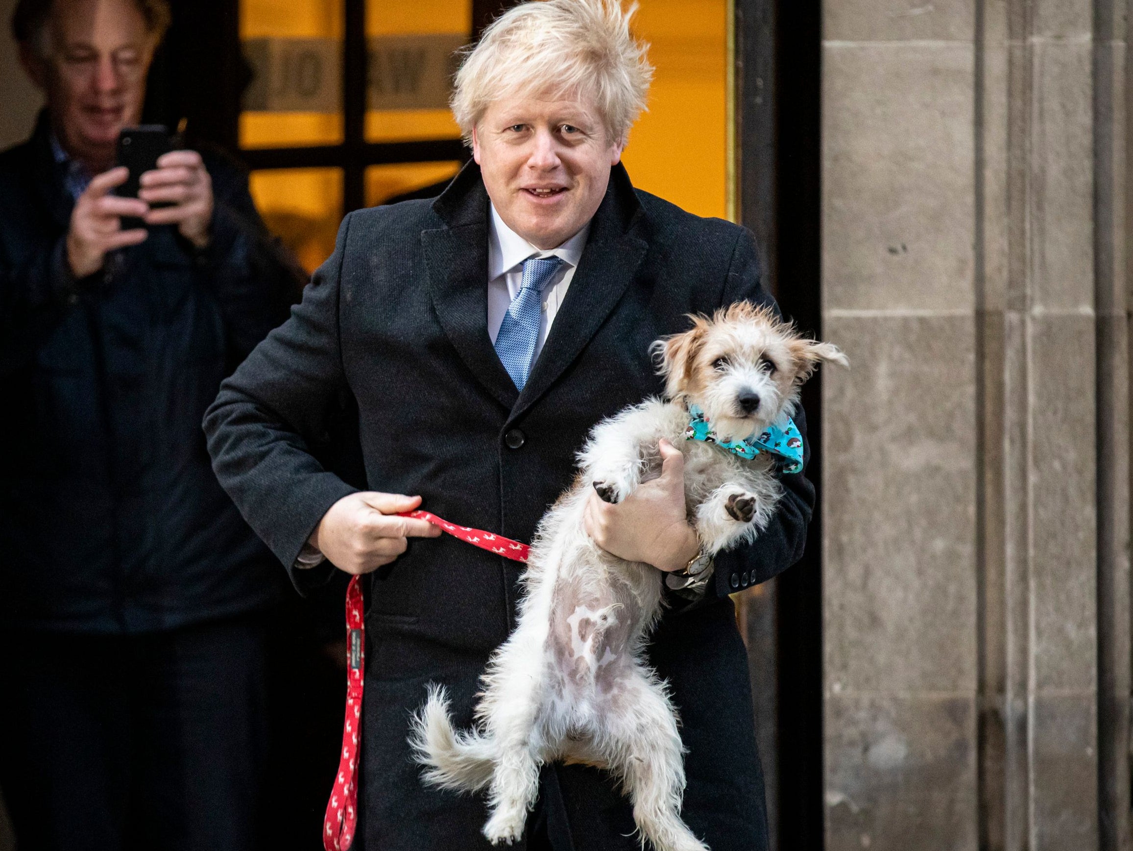 Boris Johnson, Primer Ministro, posa junto a su mascota.&nbsp;
