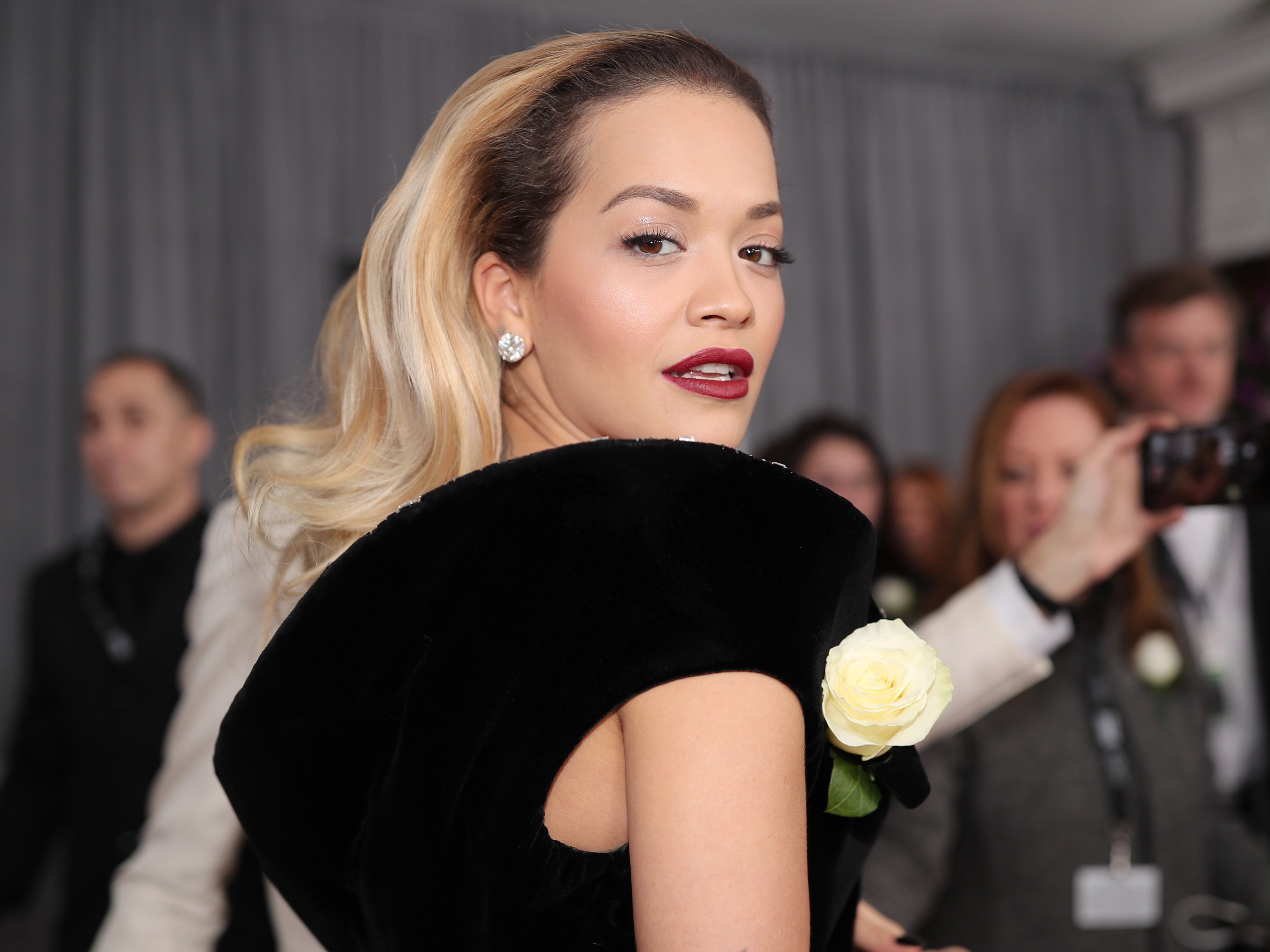 Rita Ora se disculpa tras festejar su cumpleaños durante la pandemia