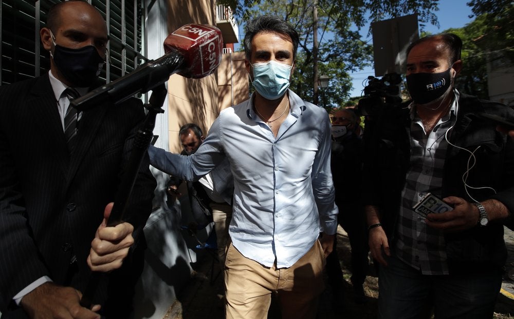 El neurocirujano Leopoldo Luque, exmédico personal de Diego Maradona, llega a la fiscalía en Buenos Aires.