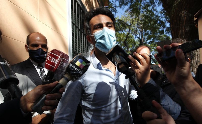 El neurocirujano Leopoldo Luque, exmédico personal de Diego Maradona, llega a la fiscalía en Buenos Aires.