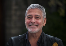 George Clooney asegura que él se ha cortado el pelo durante años