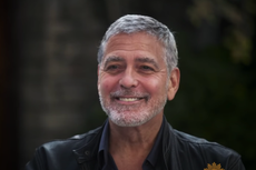 George Clooney asegura que él se ha cortado el pelo durante años