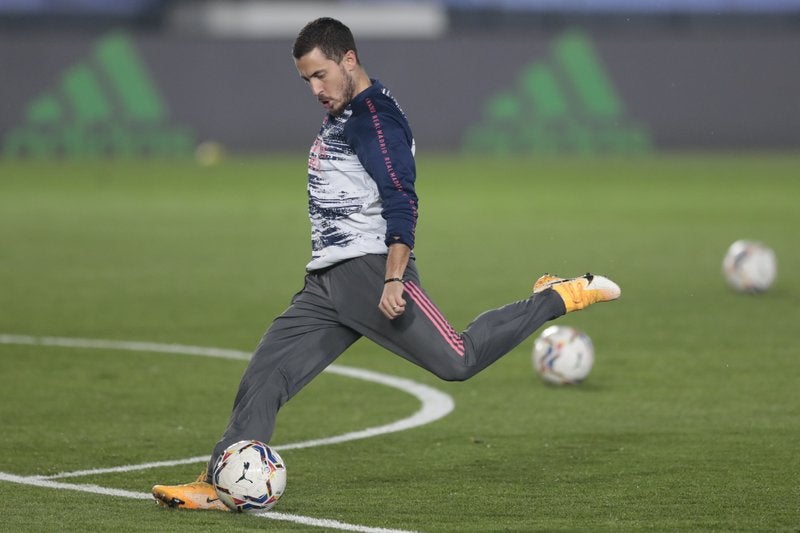 Eden Hazard del Real Madrid patea el balón durante el calentamiento previo al partido contra el Alavés.