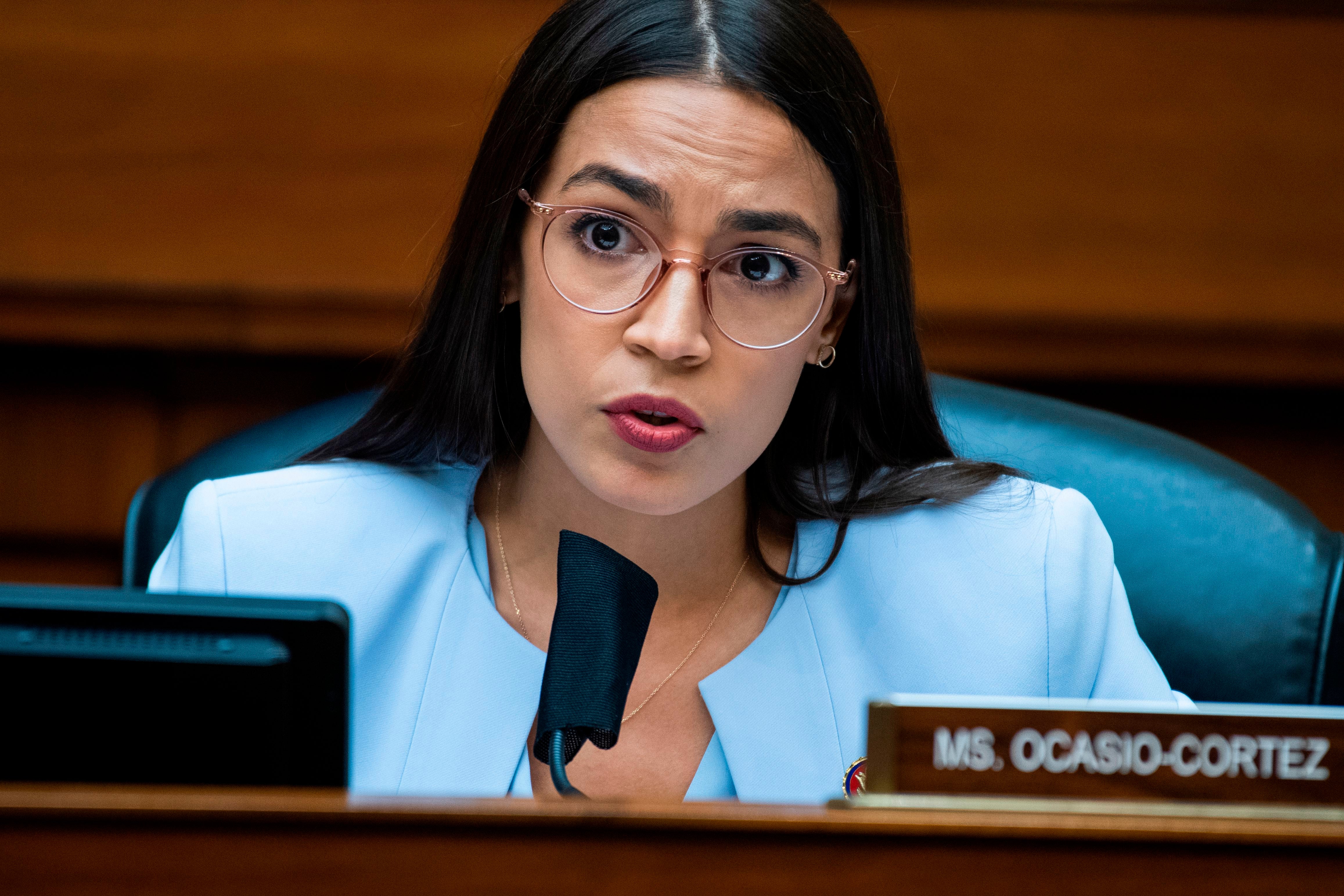 AOC responde a la declaración de Amazon sobre que trata bien a los trabajadores diciendo que “defecar en bolsas” se considera un problema 