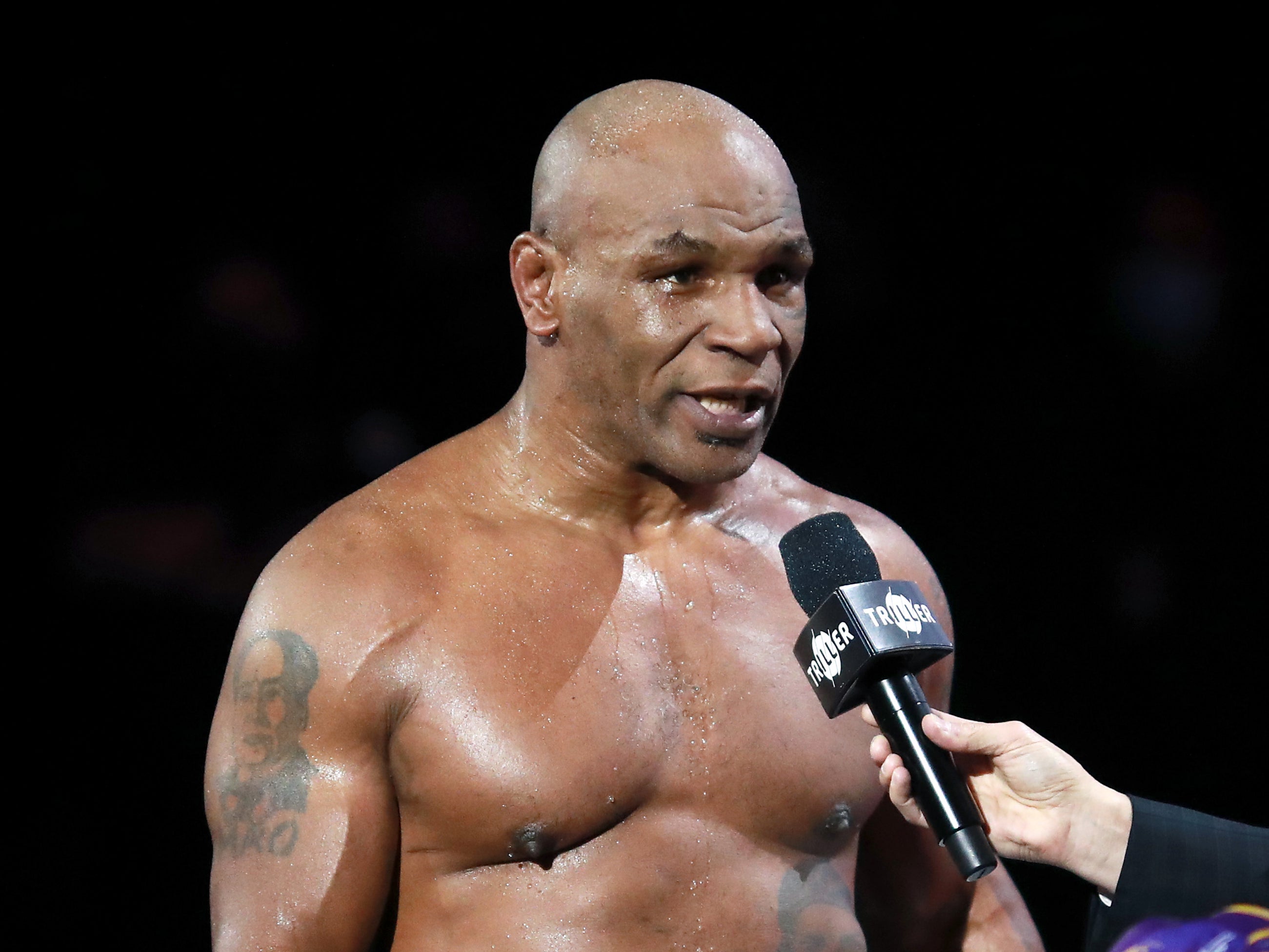 Mike Tyson promete mantenerse en forma tras pelea ante Roy Jones Jr.