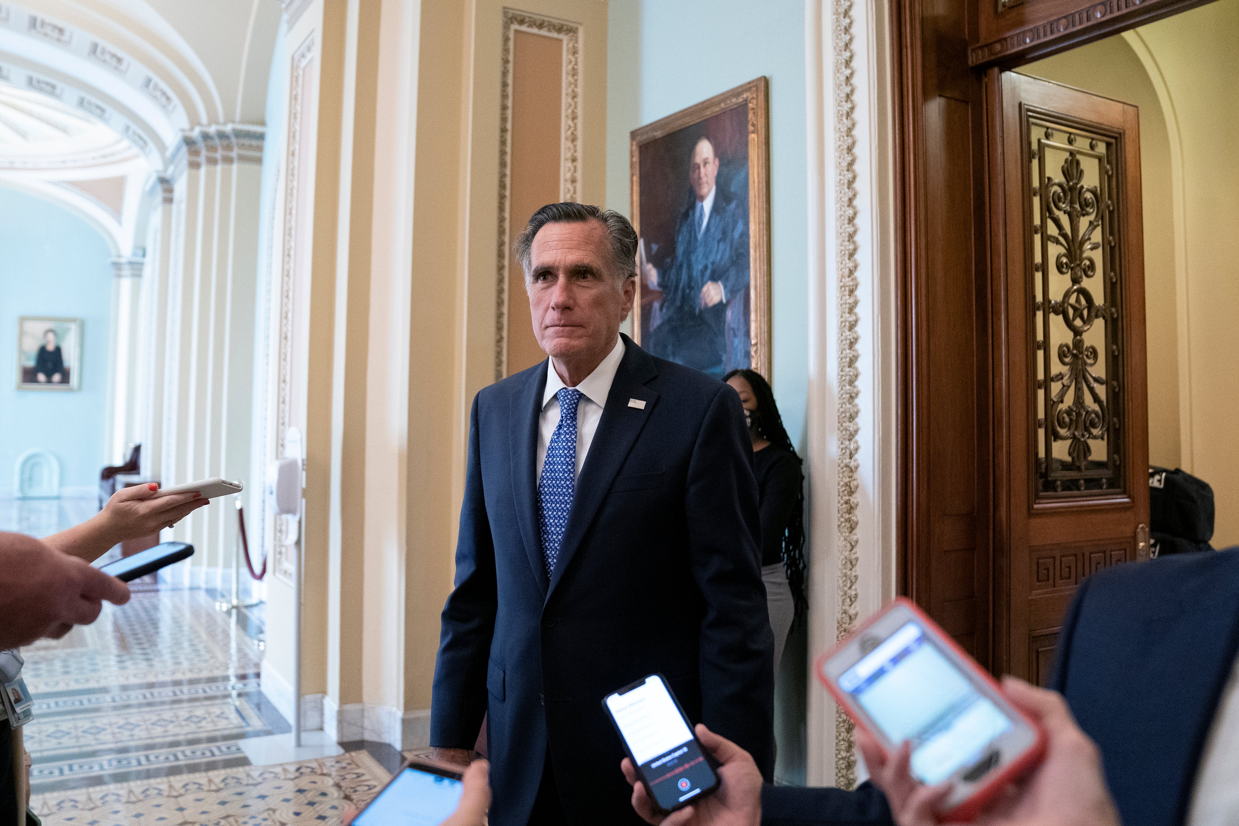 WASHINGTON, DC - 21 DE SEPTIEMBRE: El senador estadounidense Mitt Romney (R-UT) habla con los reporteros en el Capitolio de EE. UU. el 21 de septiembre de 2020 en Washington, DC. El líder de la mayoría del Senado Mitch McConnell (R-KY) planea hacer una votación para llenar el puesto de la Juez Ruth Bader Ginsburgs en la Corte Suprema, con el Presidente de los Estados Unidos Donald Trump, quien se espera que revele su nominado tan pronto como el viernes o el sábado.&nbsp;