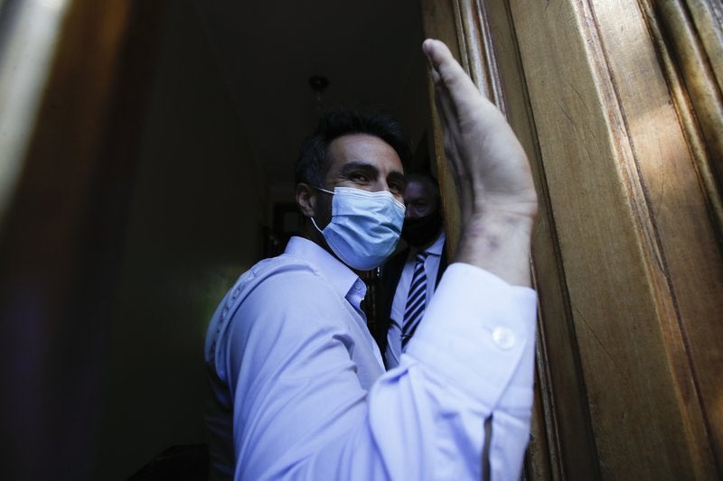 El neurocirujano Leopoldo Luque, exmédico personal de Diego Maradona, llega a la fiscalía en Buenos Aires, Argentina.