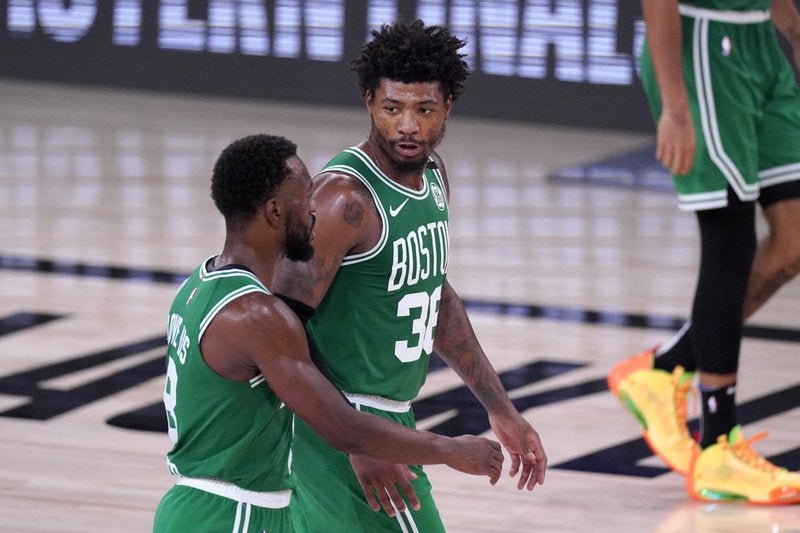 Kemba Walker y Marcus Smart, de los Celtics de Boston, conversan durante el tercer duelo de la final de la Conferencia ante el Heat.