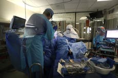 Médico judío comparte historia al tratar por Covid a un paciente con tatuajes nazis y se vuelve viral