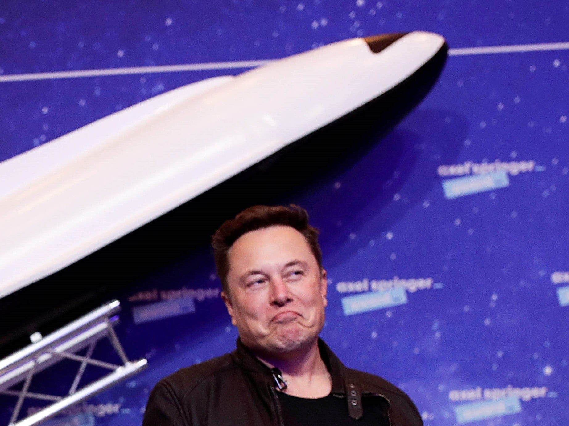 El propietario de SpaceX y CEO de Tesla, Elon Musk, llega a la alfombra roja para el Premio Axel Springer el 1 de diciembre de 2020 en Berlín, Alemania.
