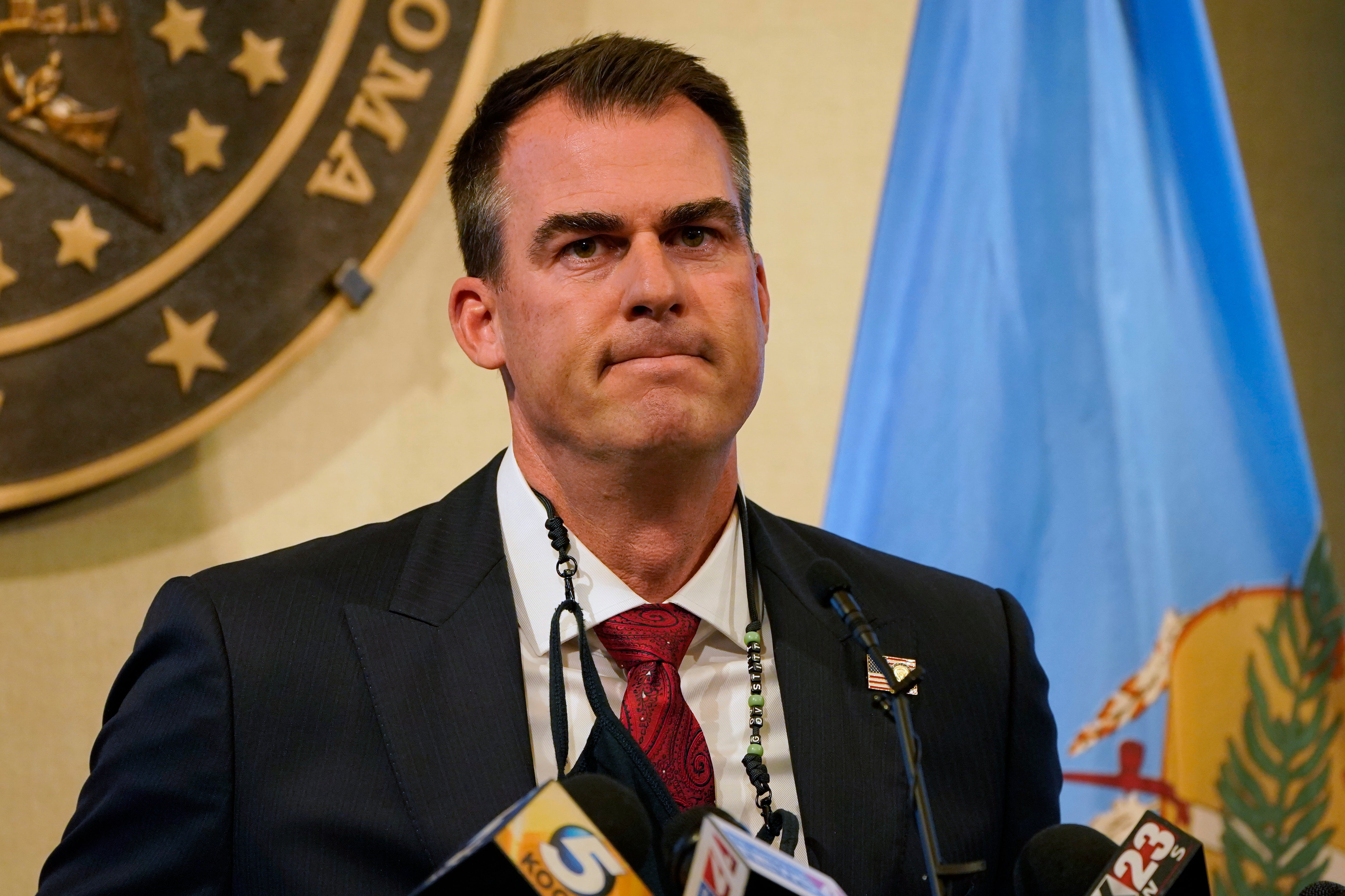 Gobernador de Oklahoma ordena orar por Covid, pero no uso de máscaras
