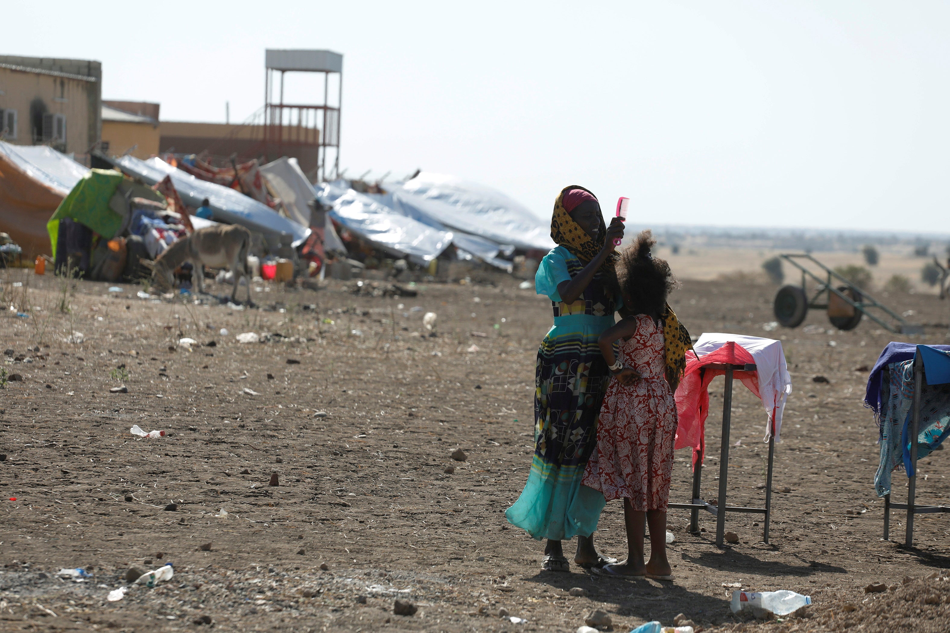 <p>Etíopes en el campamento de Hamdeyat, albergando a refugiados que huyen de los combates en la región de Tigray.</p>