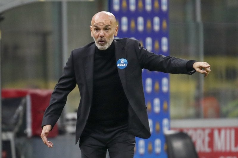 El técnico del Milan Stefano Pioli da instrucciones a sus jugadores en el partido contra Hellas Verona.