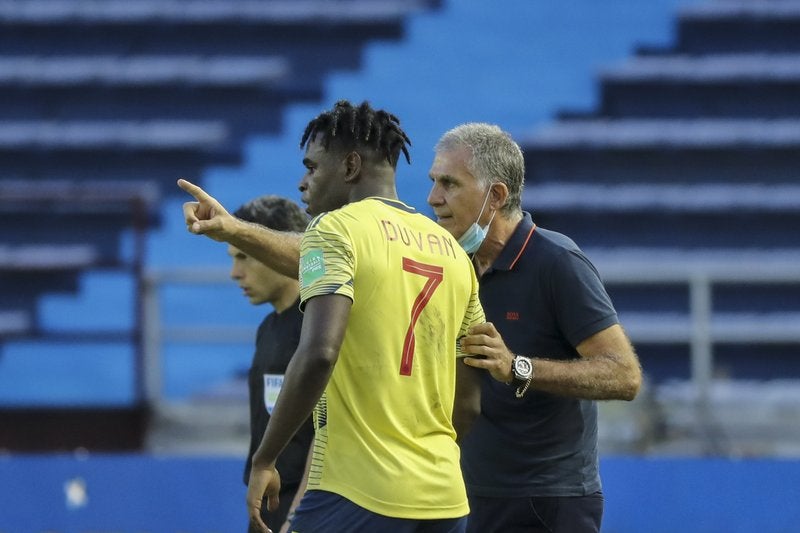 El técnico de Colombia Carlos Queiroz dando instrucciones a Duvan Zapata durante el partido contra Uruguay por las eliminatorias del Mundial, el viernes 13 de noviembre de 2020, en Barranquilla.