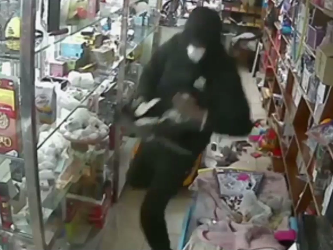 Video publicado por la policía de Nueva York que muestra el robo en una bodega