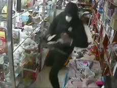 Ladrones armados roban bodega en Nueva York con niña de 6 años adentro