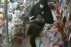 Ladrones armados roban bodega en Nueva York con niña de 6 años adentro
