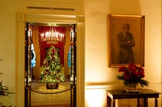 Llueven críticas a Melania por decoraciones navideñas de JFK