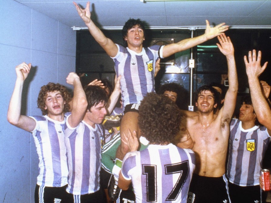 Diego Maradona celebra con sus compañeros